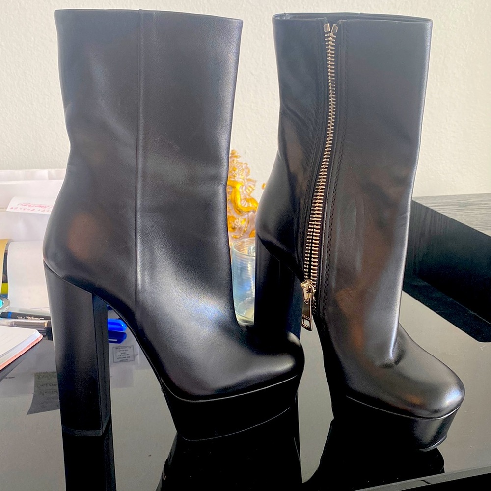 New gucci boots, size 37.5, color is black